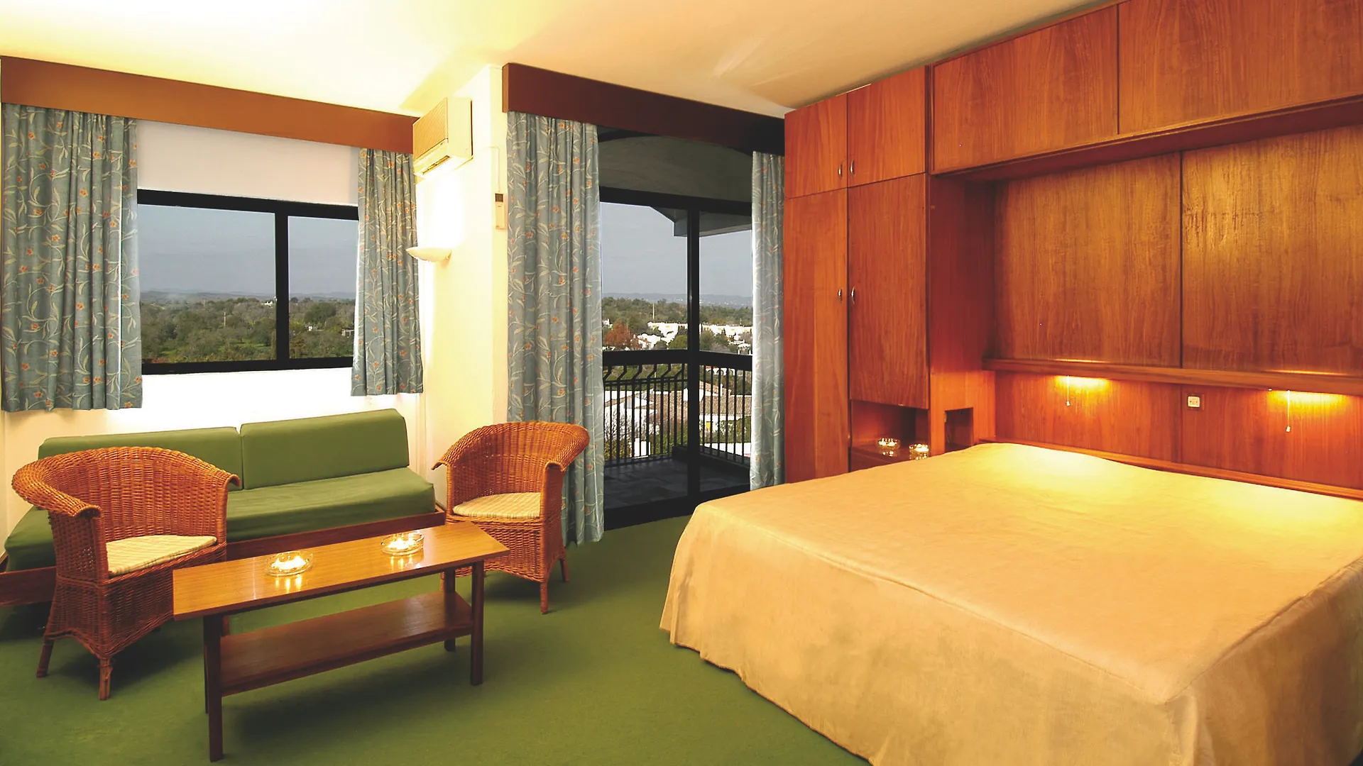 Ozadi Tavira Hotel 4*,